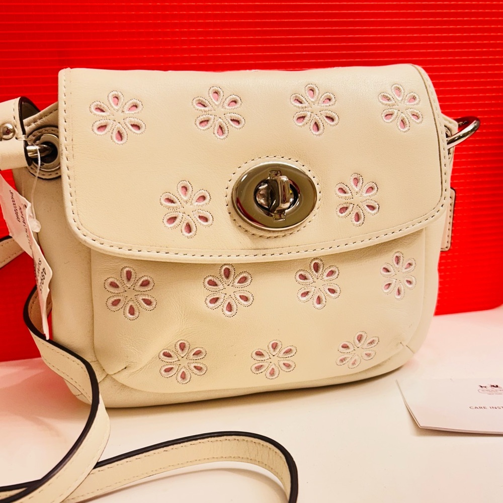💰SOLD💰Coach Tea Flower Small Crossbody - Picture 3 of 13